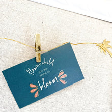 Load image into Gallery viewer, Mini inspirational quote cards included in the "Best Gal" gift box, featuring motivational messages: "You Got This," "Flowerchild you are about to bloom," "Let your light shine," and "Be Happy. Be Bright. Be You." These versatile cards are ideal for pinning on a bulletin board, using as bookmarks, or as thoughtful reminders in daily life.